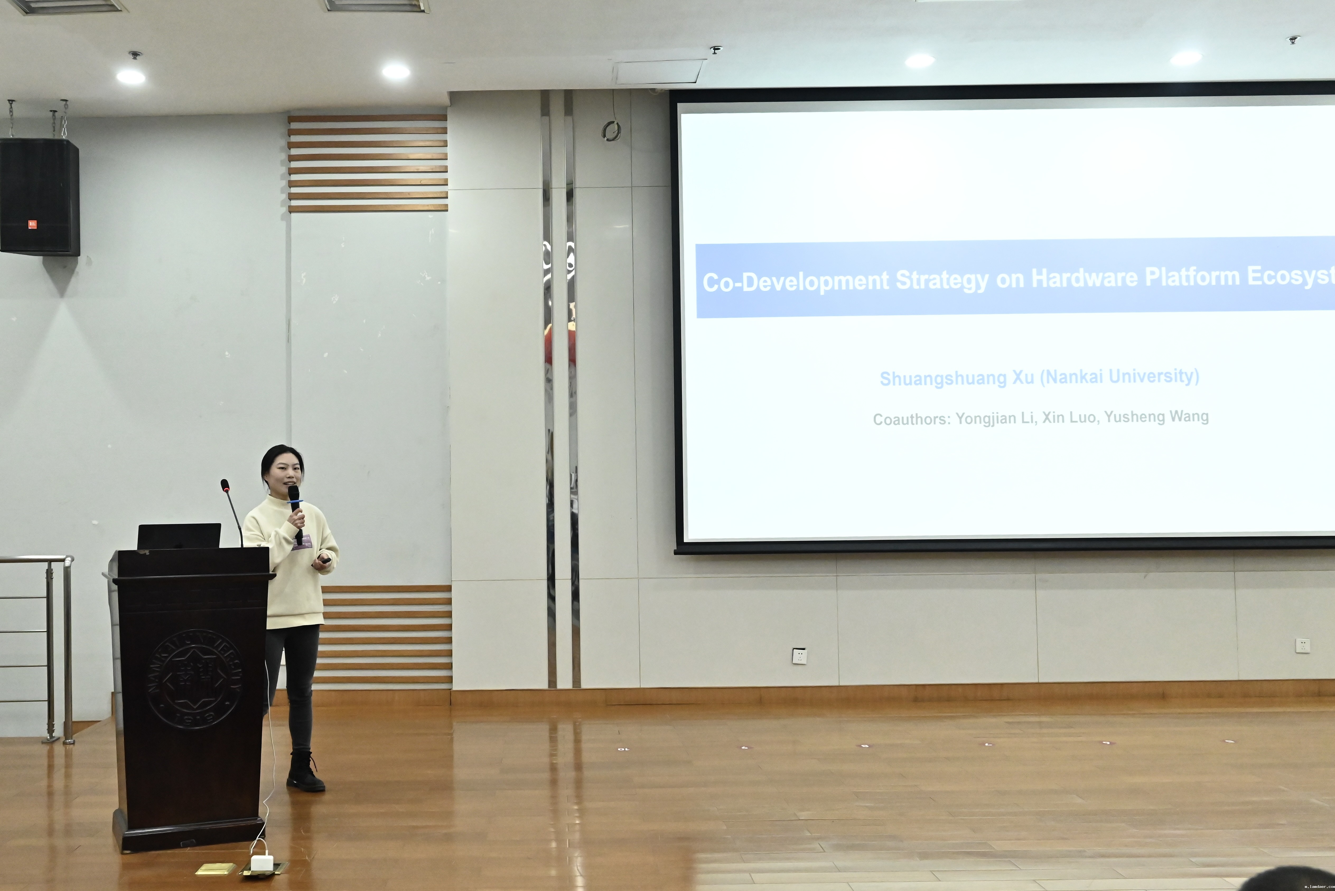 墙上的电视 描述已自动生成